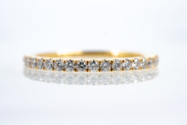 Anillo Cintillo de Oro Amarillo 18K con Diamantes