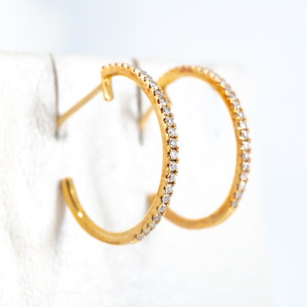 Aretes Huggies en Oro Amarillo - Imagen 2