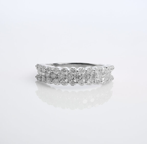 Anillo semi de diamantes