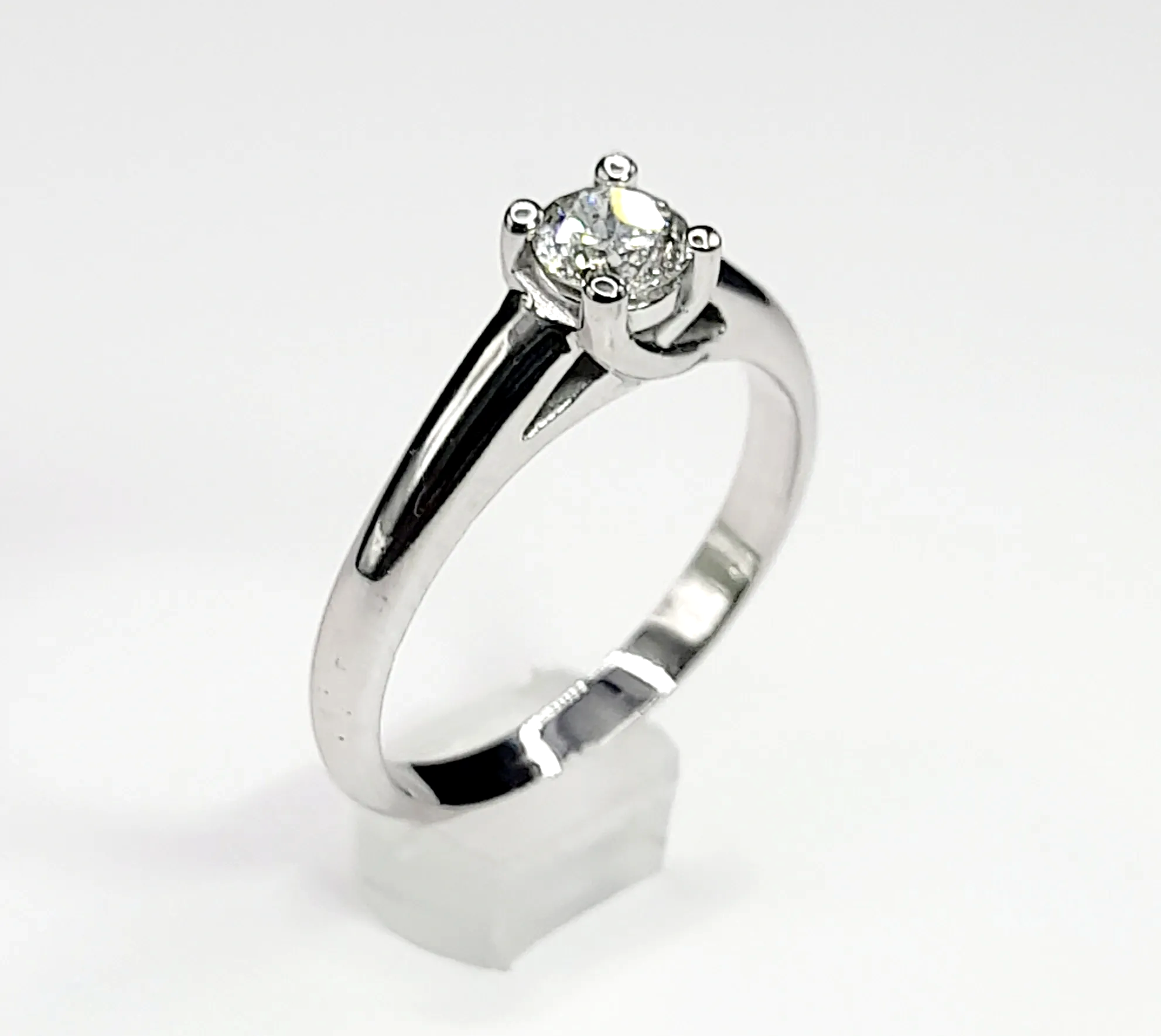 lb Sedante Pelmel Anillo Compromiso de Oro Blanco 18K con Diamante – OM Jewelers